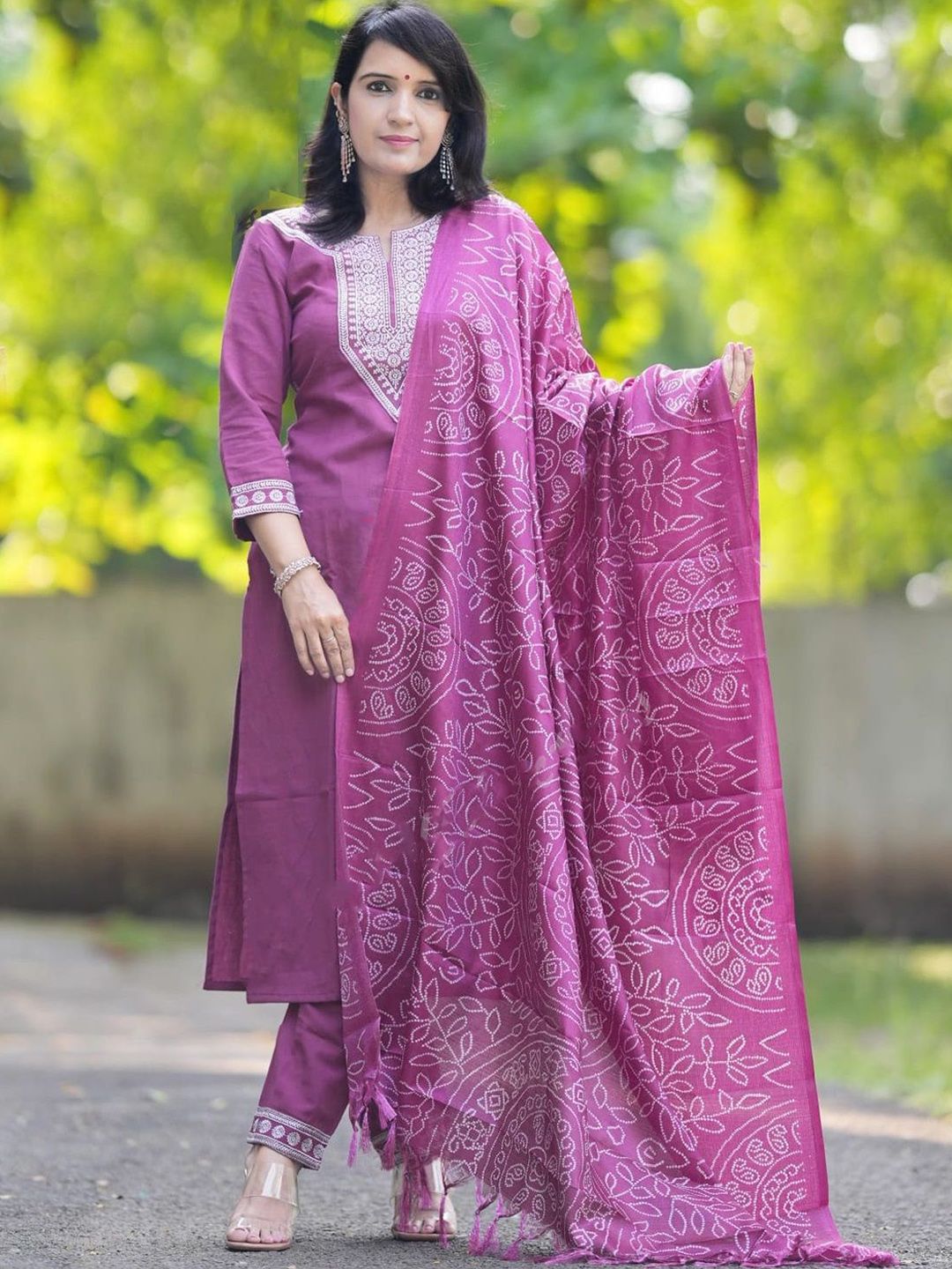 Kalini Floral Comal Nech-Neck Lurus Kurta Sutera Tulen dengan Seluar dan Dupatta