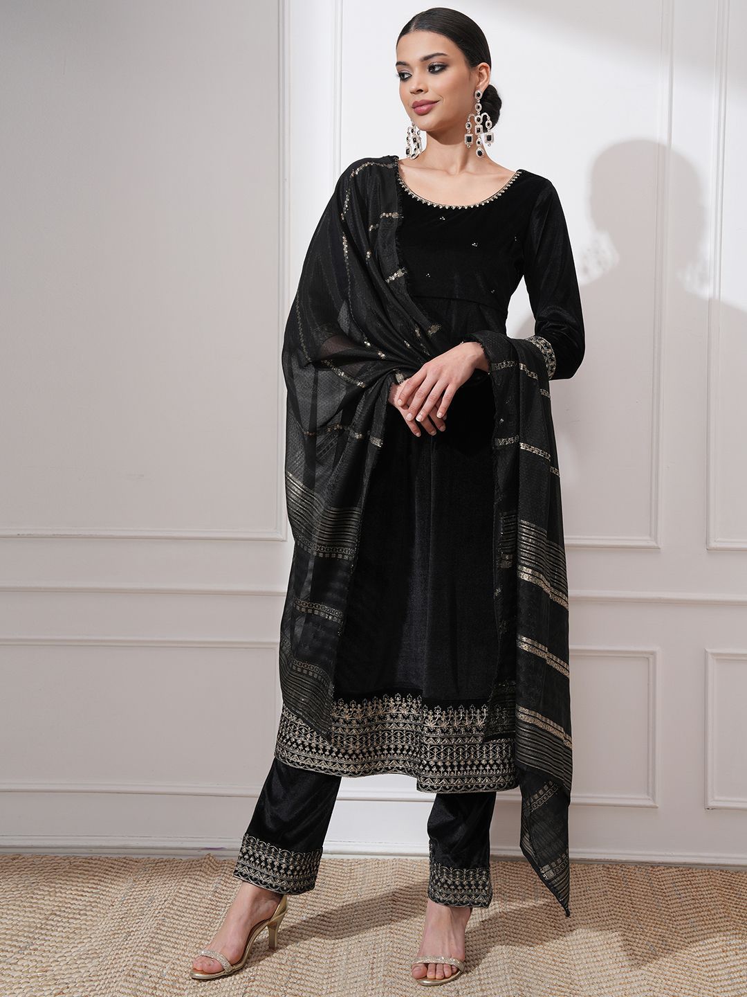 Vishudh Women Floral Embroidered Regular Kurta with Trousers & With Dupatta