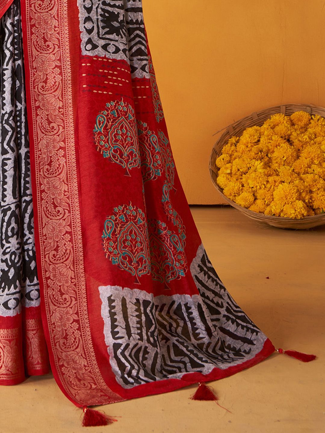 Saree mall Ethnic Motifs Printed Zari Sungudi Sarees