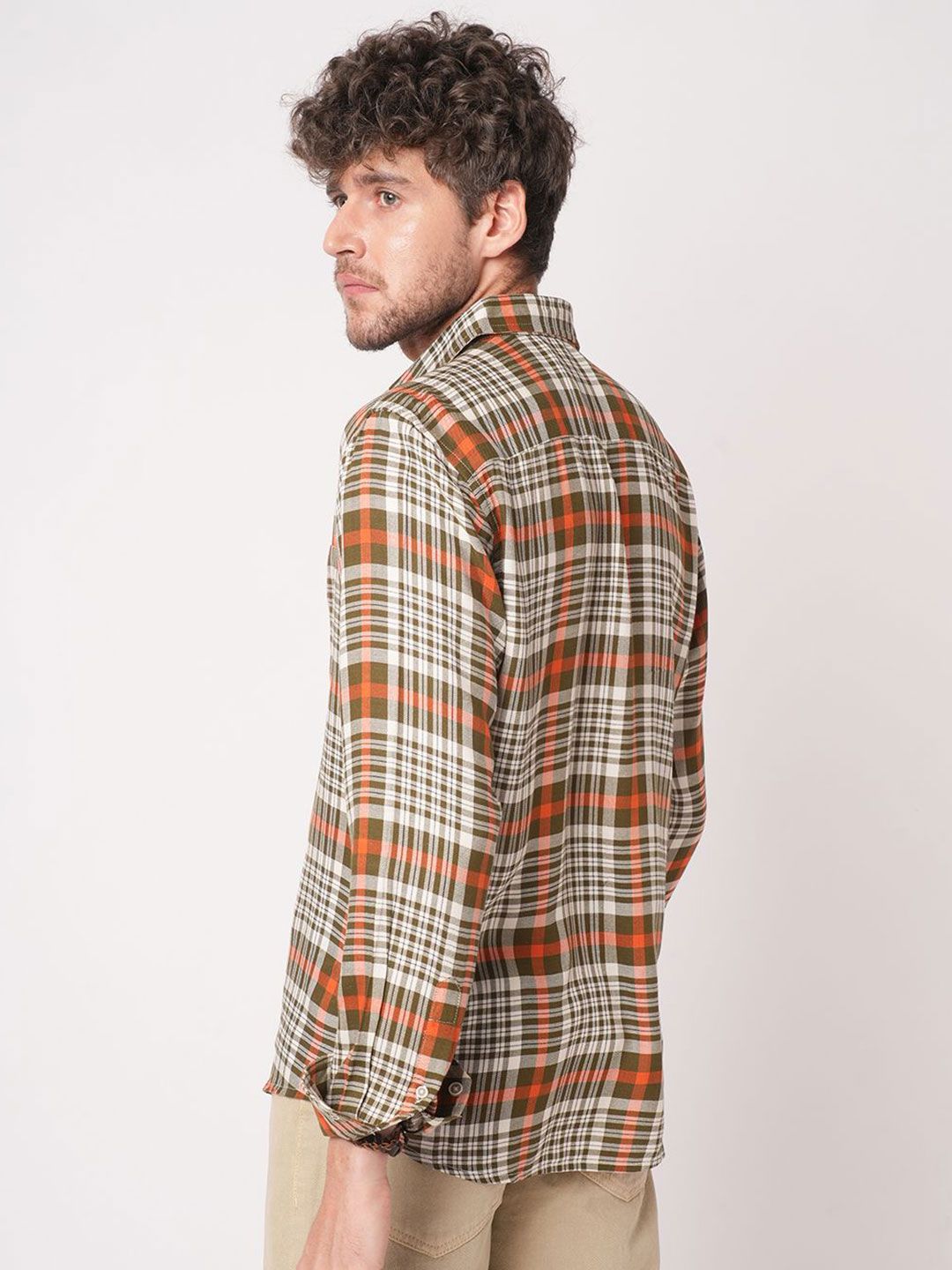 VASTRADO Men Classic Slim Fit Checked Cutaway Collar Casual Shirt