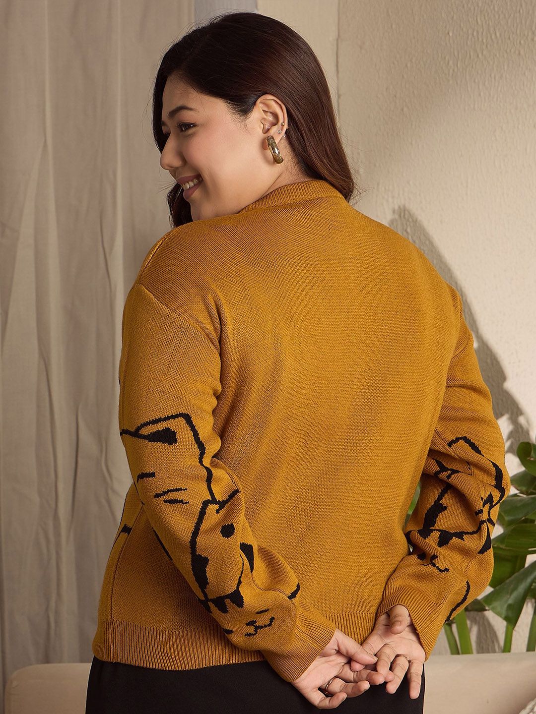 Berrylush Curve Women Graphic Printed Round Neck Long Sleeves Pullover Sweater