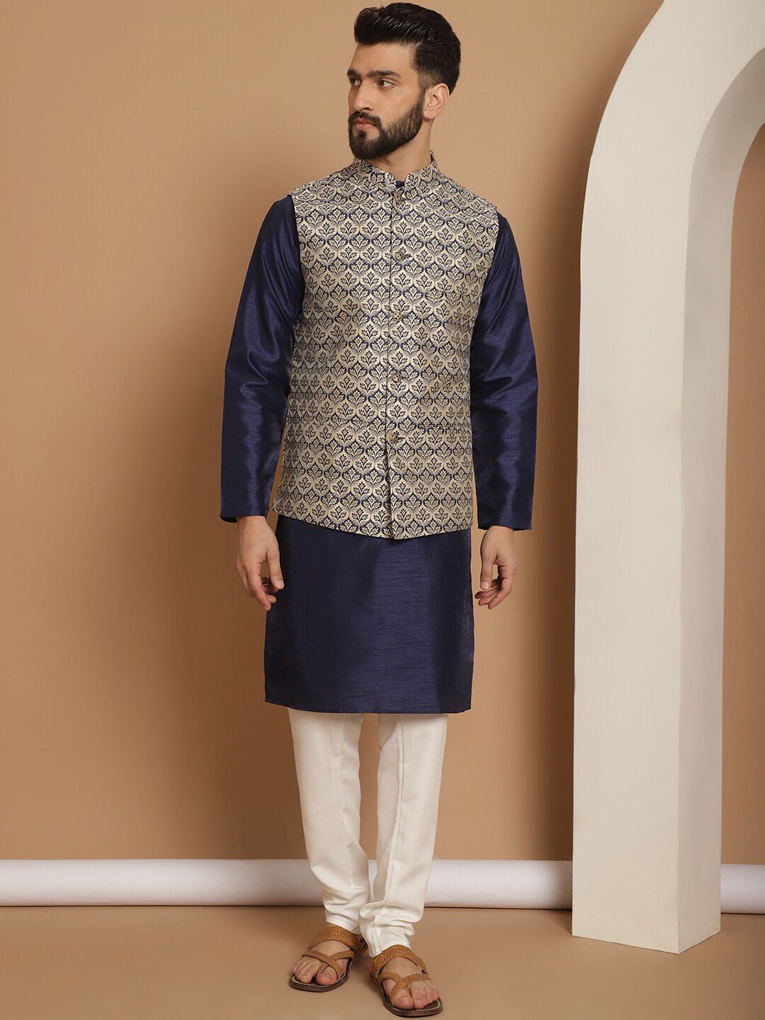 Kurta Lengan Panjang Kolar Mandarin Tenun Anouk dengan Jaket Churidar Nehru