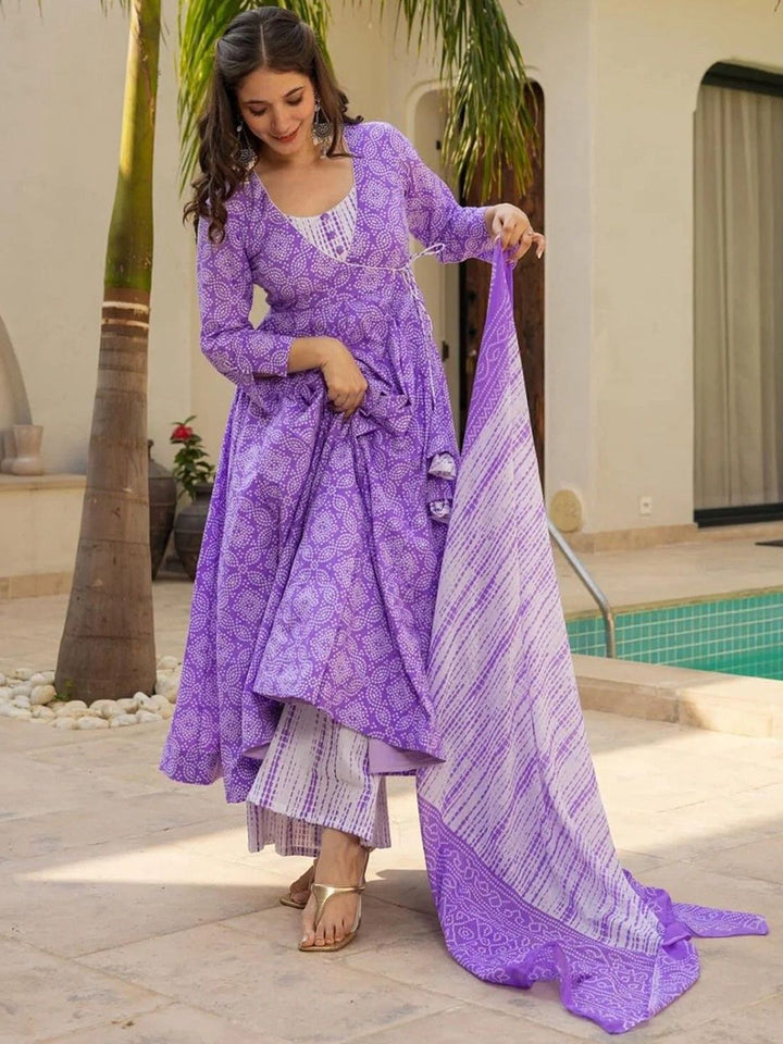 Kalini Wanita Floral Bercetak Angrakha Kurta dengan Palazzos & Dengan Dupatta