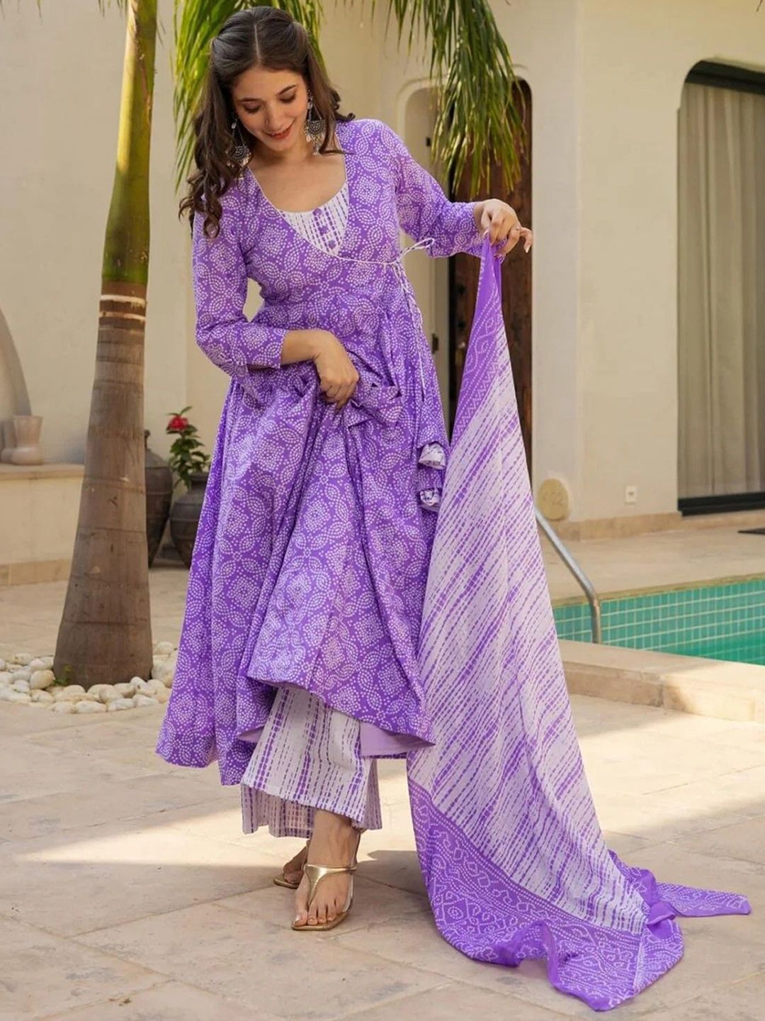 Kalini Wanita Floral Bercetak Angrakha Kurta dengan Palazzos & Dengan Dupatta
