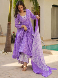 Kalini Wanita Floral Bercetak Angrakha Kurta dengan Palazzos & Dengan Dupatta