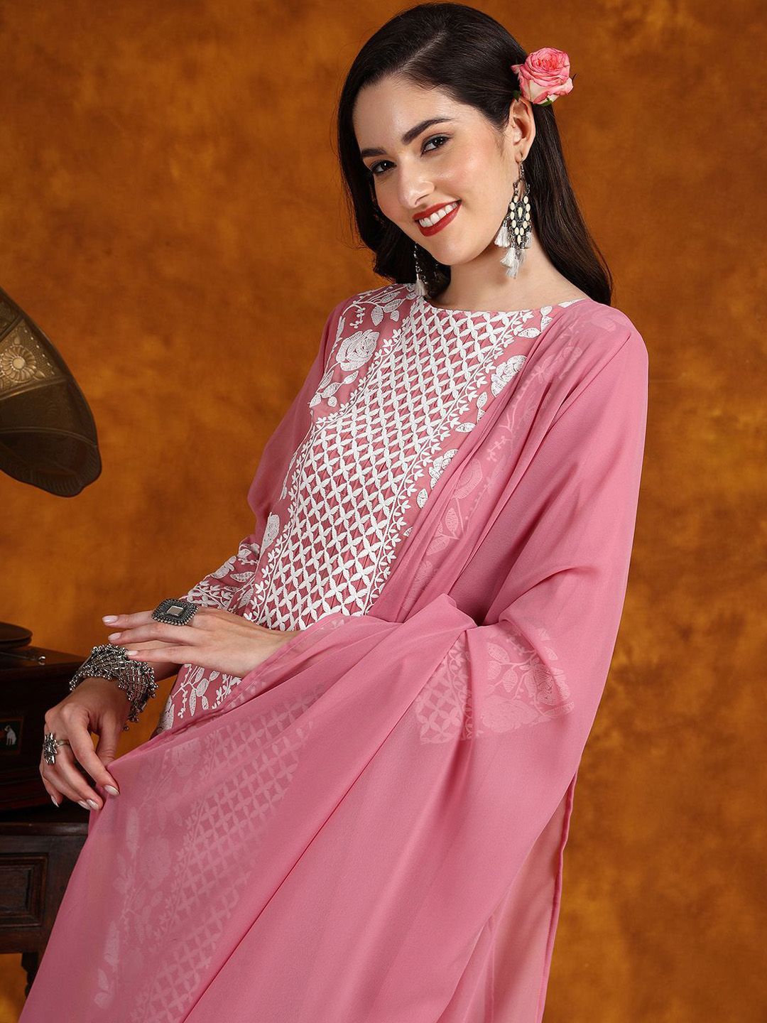 Kalini Floral bersulam chikankari kurta dengan seluar & dupatta