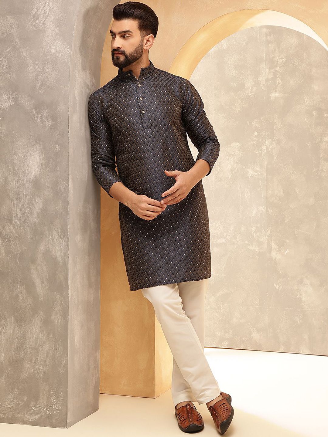 Anouk Kelabu Geometrik Bersulam Kolar Jalur Kurta Lurus