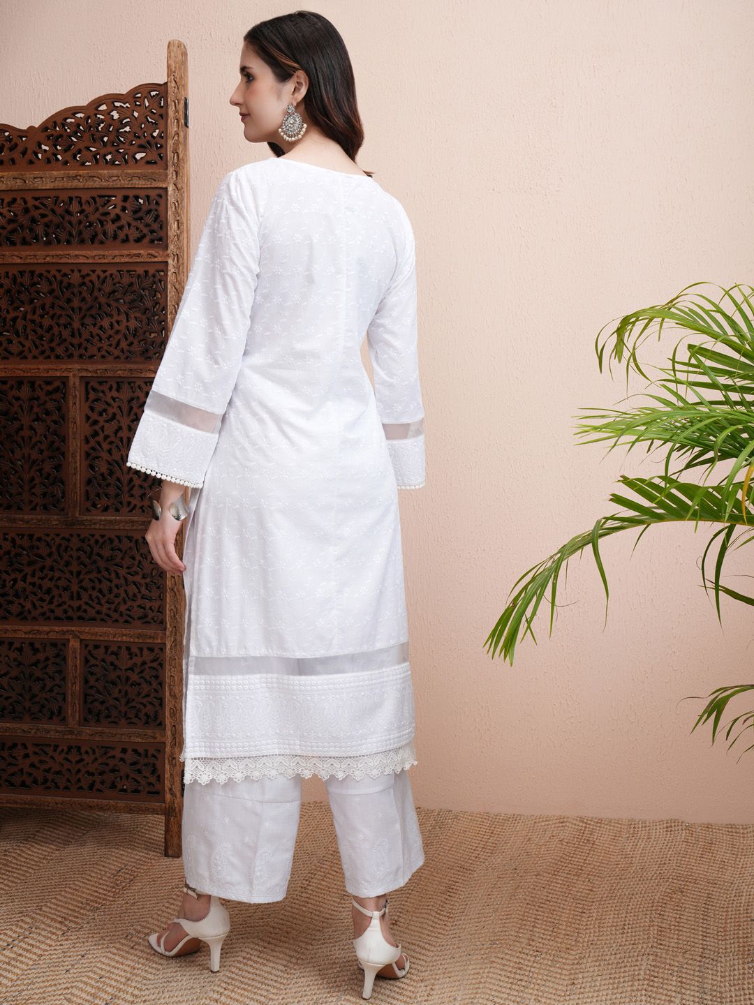 Vishudh Floral Embroidered Thread Work Straight Straight Kurta