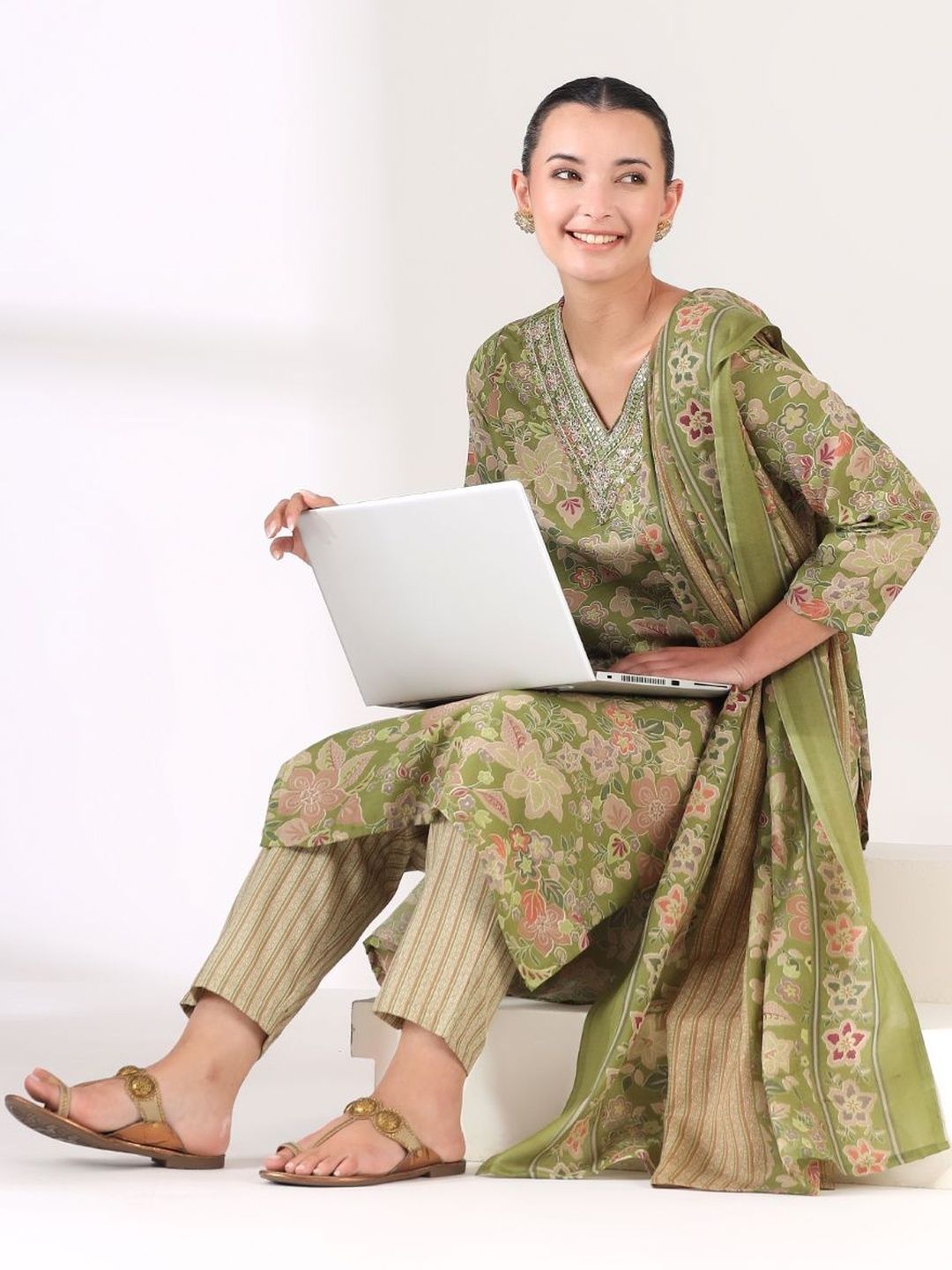 Mamicha Women Floral Printed Regular Thread Work Kurta with Trousers & With Dupatta