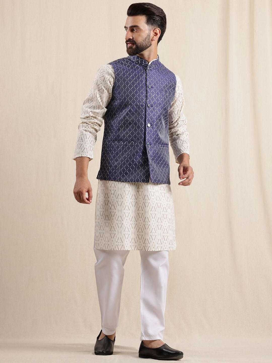 Anouk Men Ikat Printed Kurta dengan Piyama & Sulam Jaket Nehru