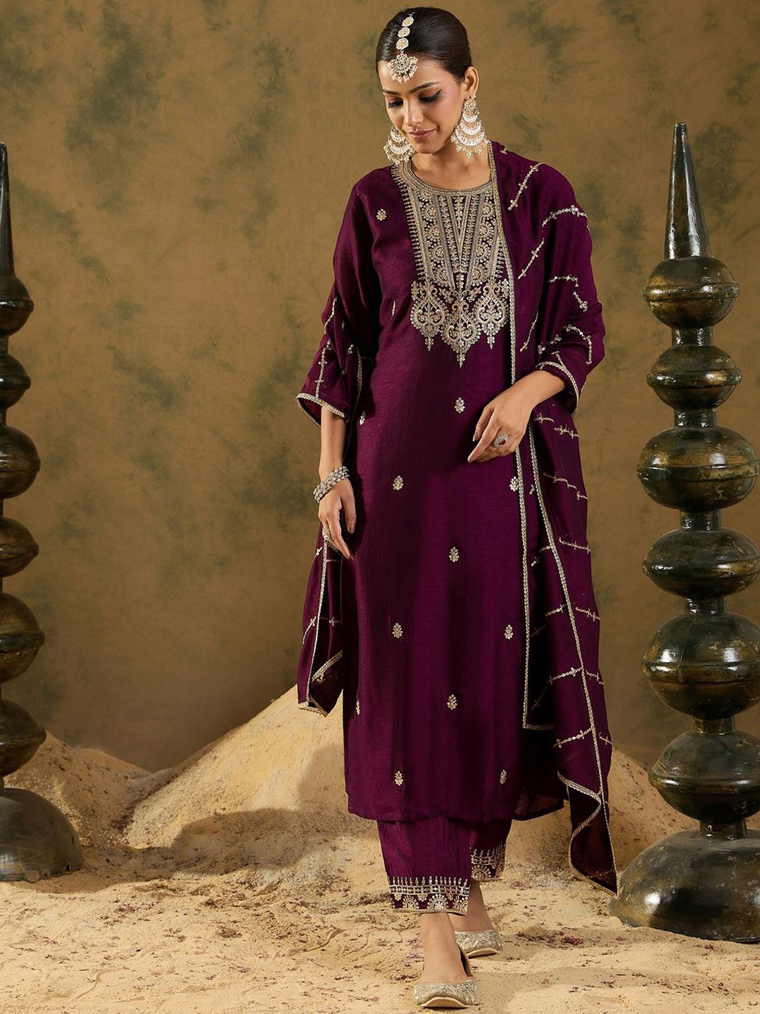 Indo Era Ethnic Floral Embroidered Zari Work Detail Regular Sleeves Round Neck Kurta Set