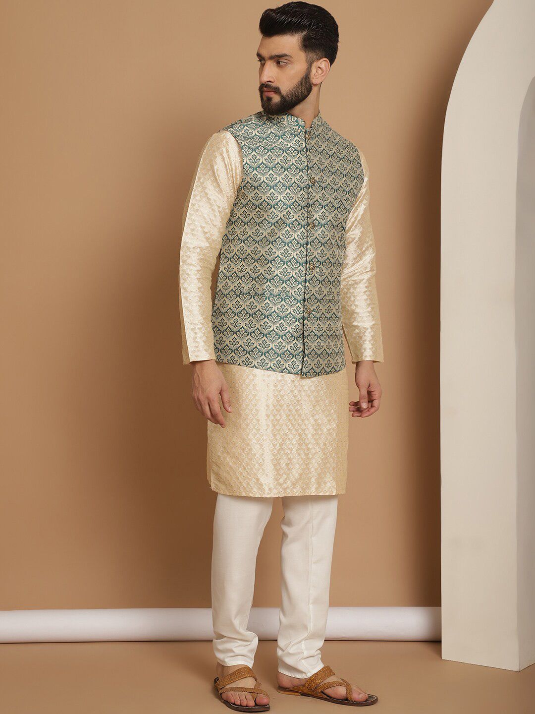 Anouk Beige Etnic Motif Tenunan Rekaan Kurta Lurus Dengan Jaket Churidar & Nehru