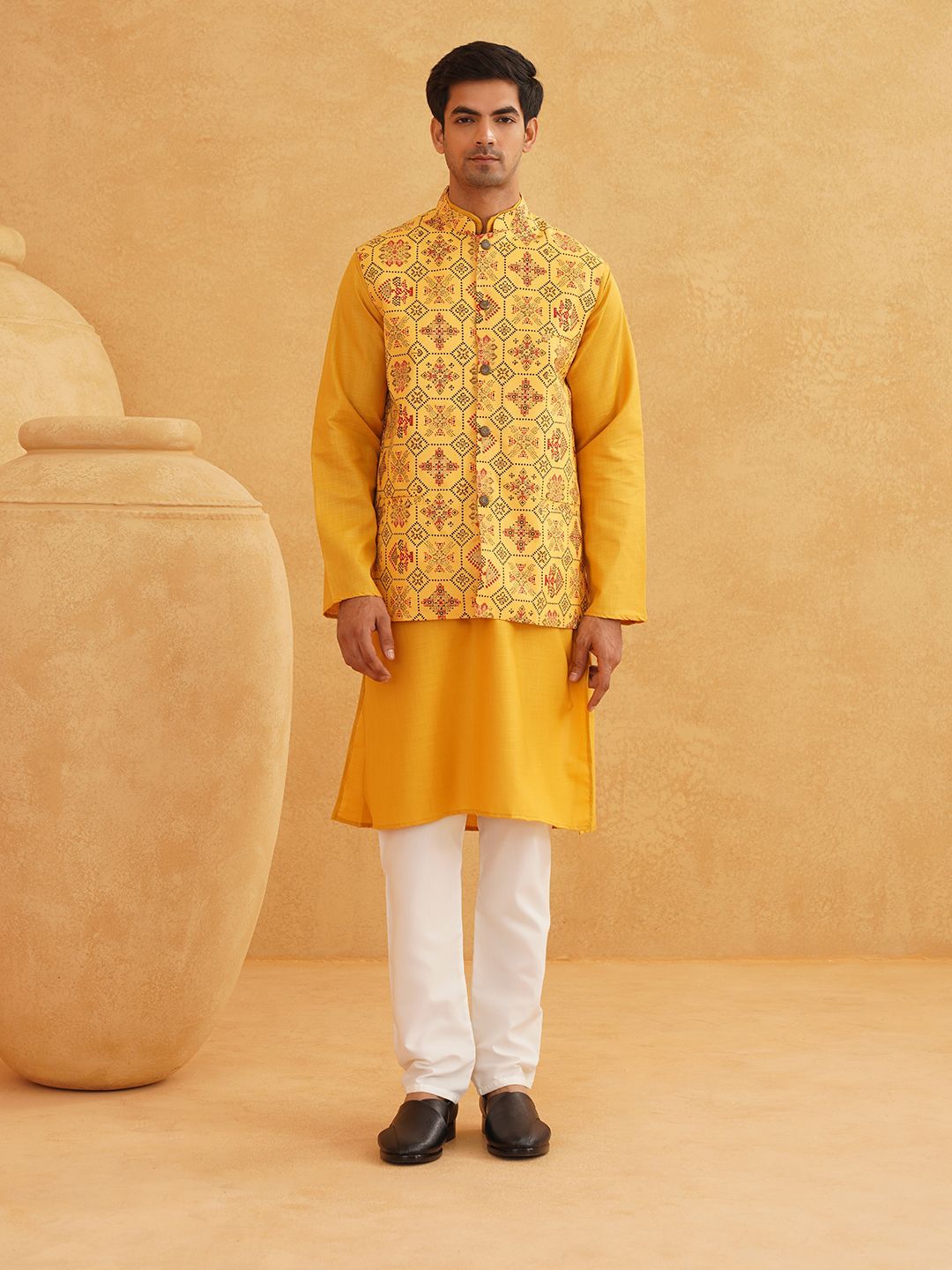 SOJANYA Band Collar Straight Kurta Dengan Churidar Dan Jaket Nehru