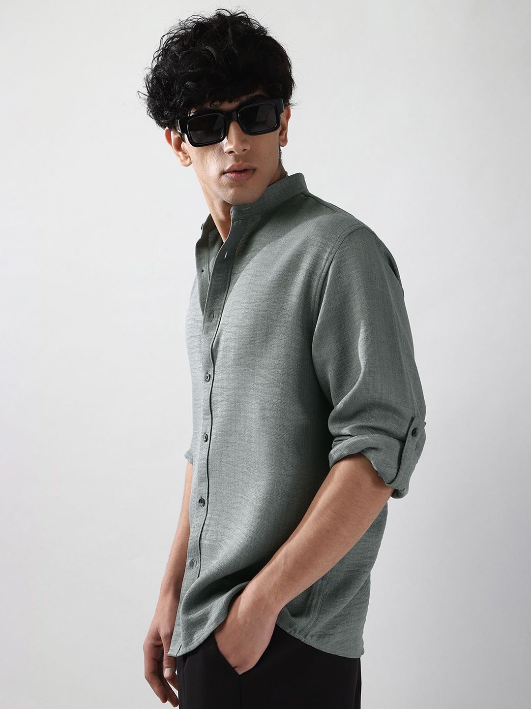 Urbano Fashion Men Metallic Blue Solid Linen Full Sleeve Relaxed Fit Mandarin Collar Casual Shirt