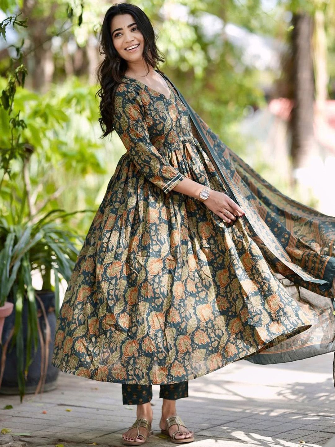 Kalini Floral dicetak Anarkali kurta dengan seluar & dupatta