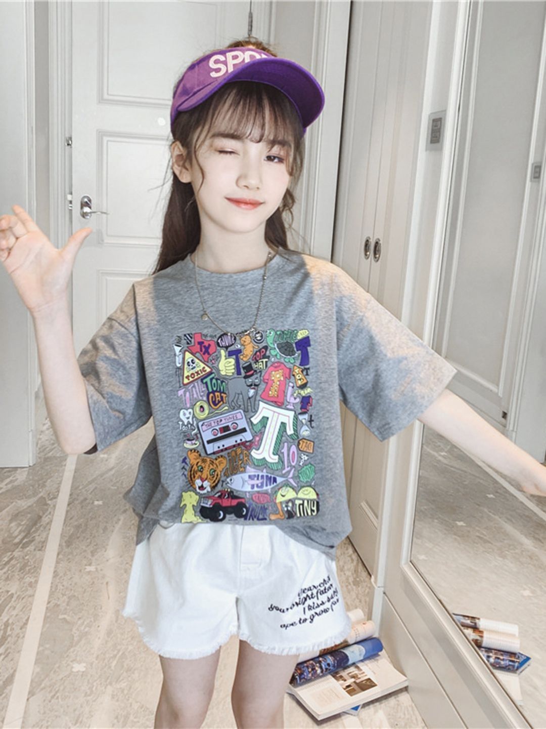 YK Girls Printed V-Neck Applique T-shirt