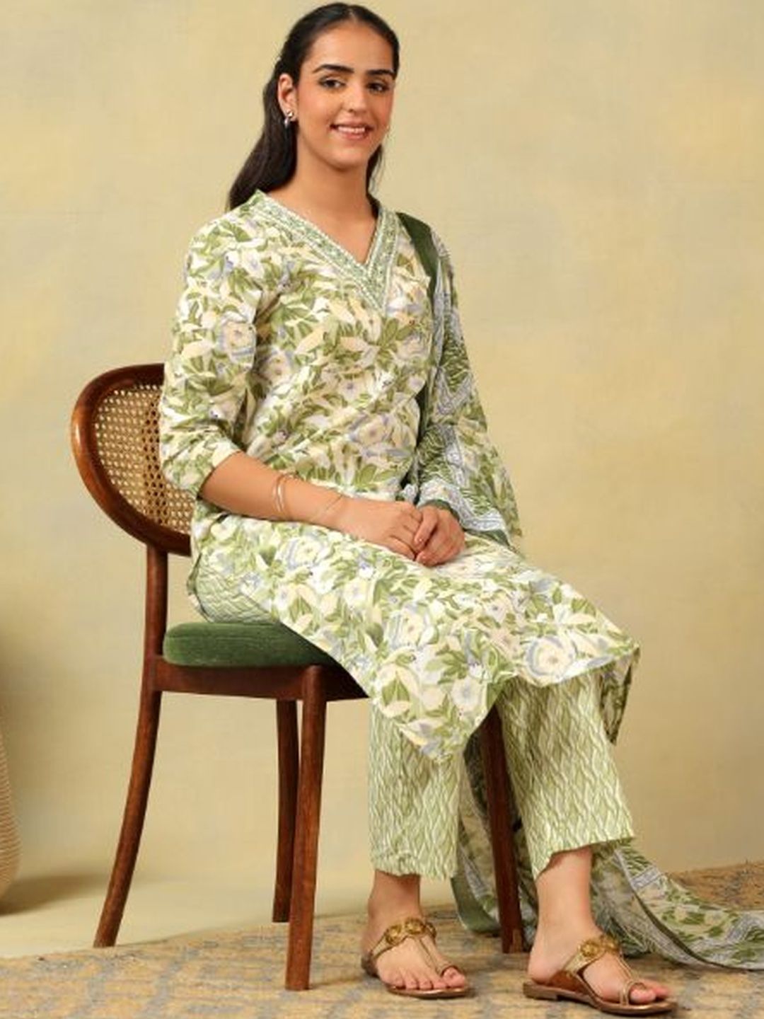 Mamicha Women Floral Printed Regular Thread Work Pure Cotton Kurta with Trousers & With Dupatta