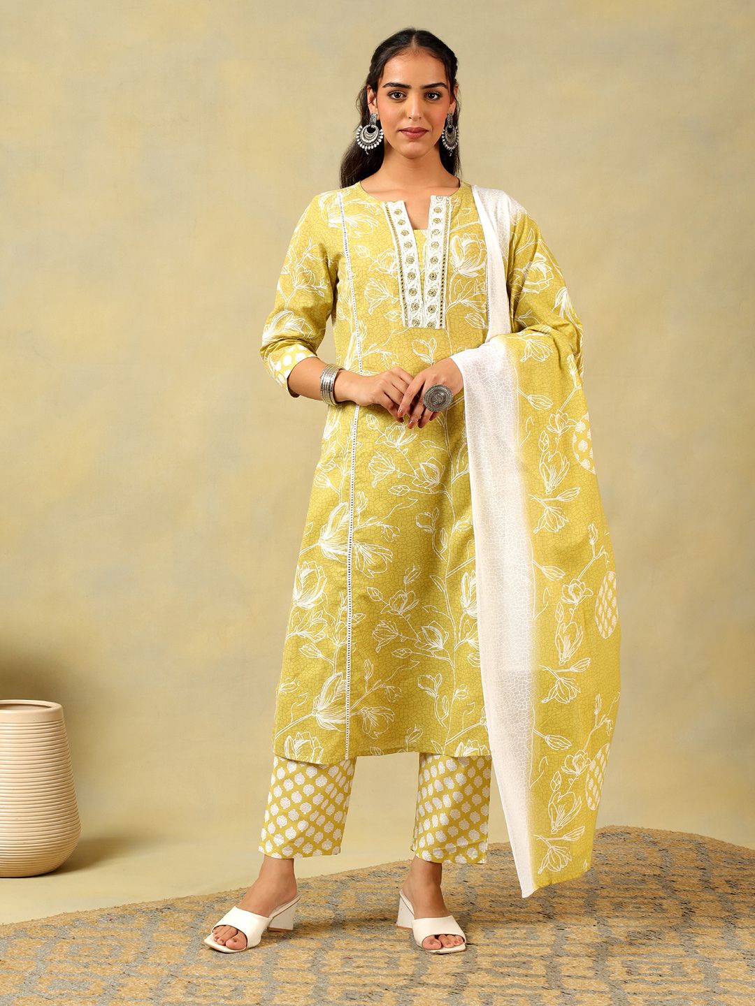 Mamicha Women Floral Printed Regular Thread Work Pure Cotton Kurta with Trousers & With Dupatta