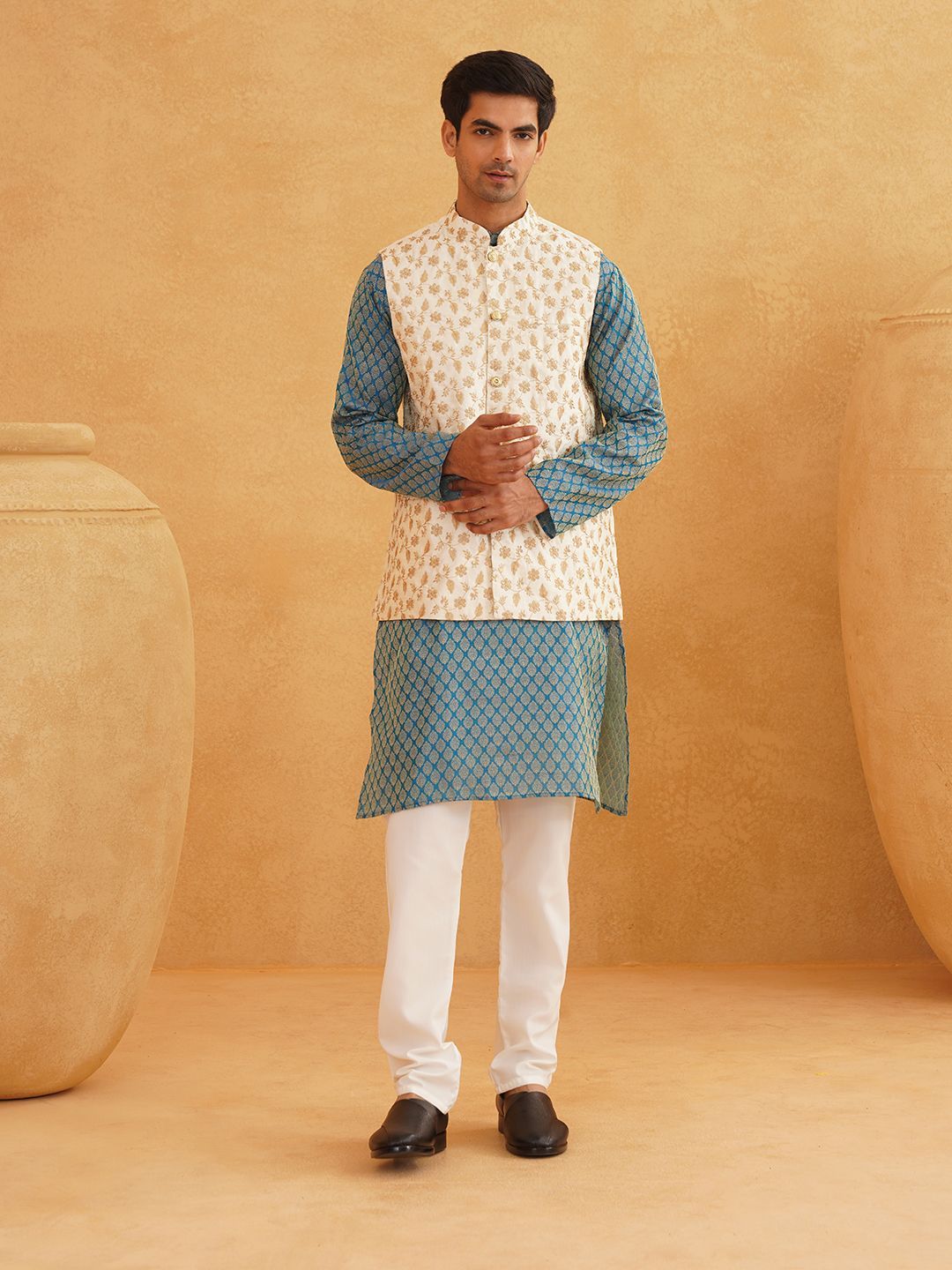 SOJANYA Motif Etnik Bercetak Kurta Kolar Mandarin Dengan Jaket Churidar Dan Nehru