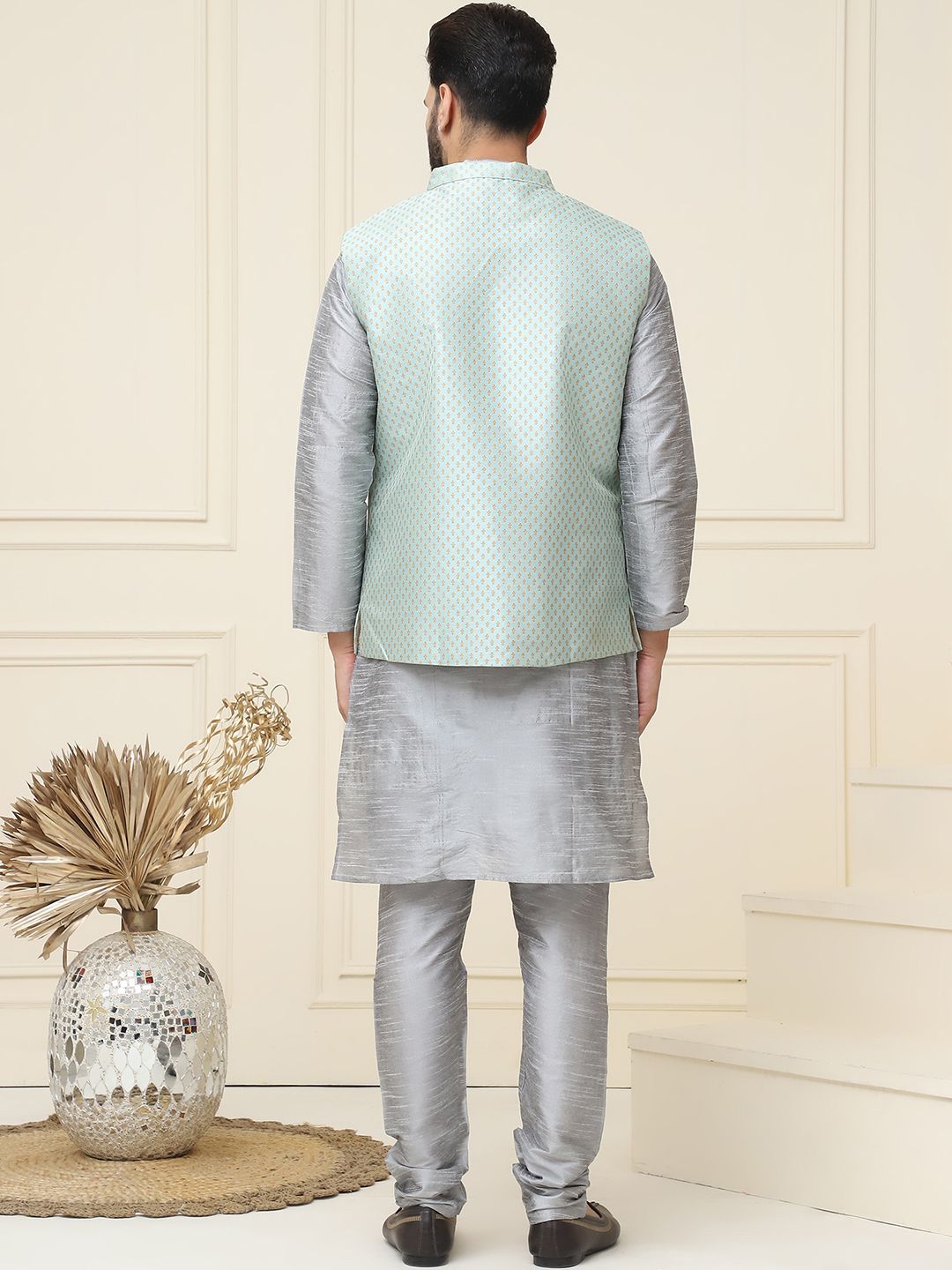 SOJANYA Mandarin Collar Silk Cotton Straight Kurta dengan jaket Churidar & Nehru
