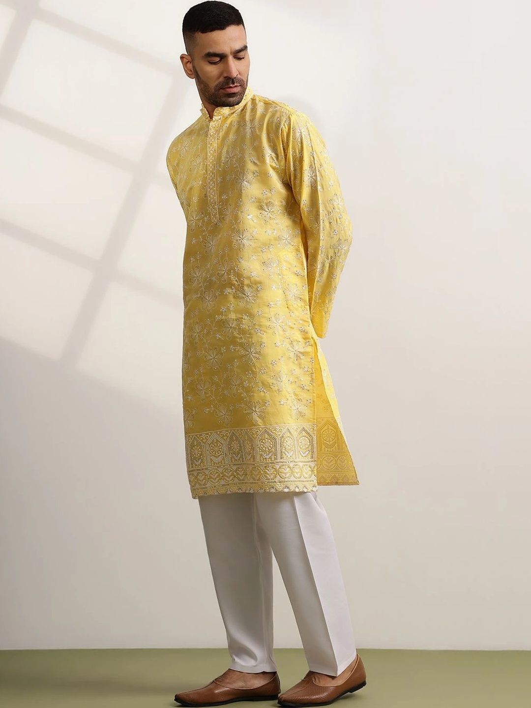 SOJANYA Men Embroidered Thread Work Kurta