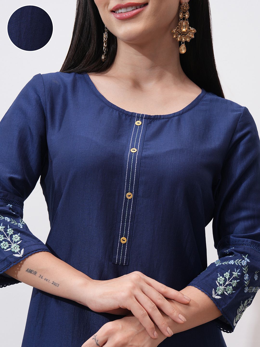 Vishudh Round Neck Three-Quarter Sleeves Thread Work Straight Kurta