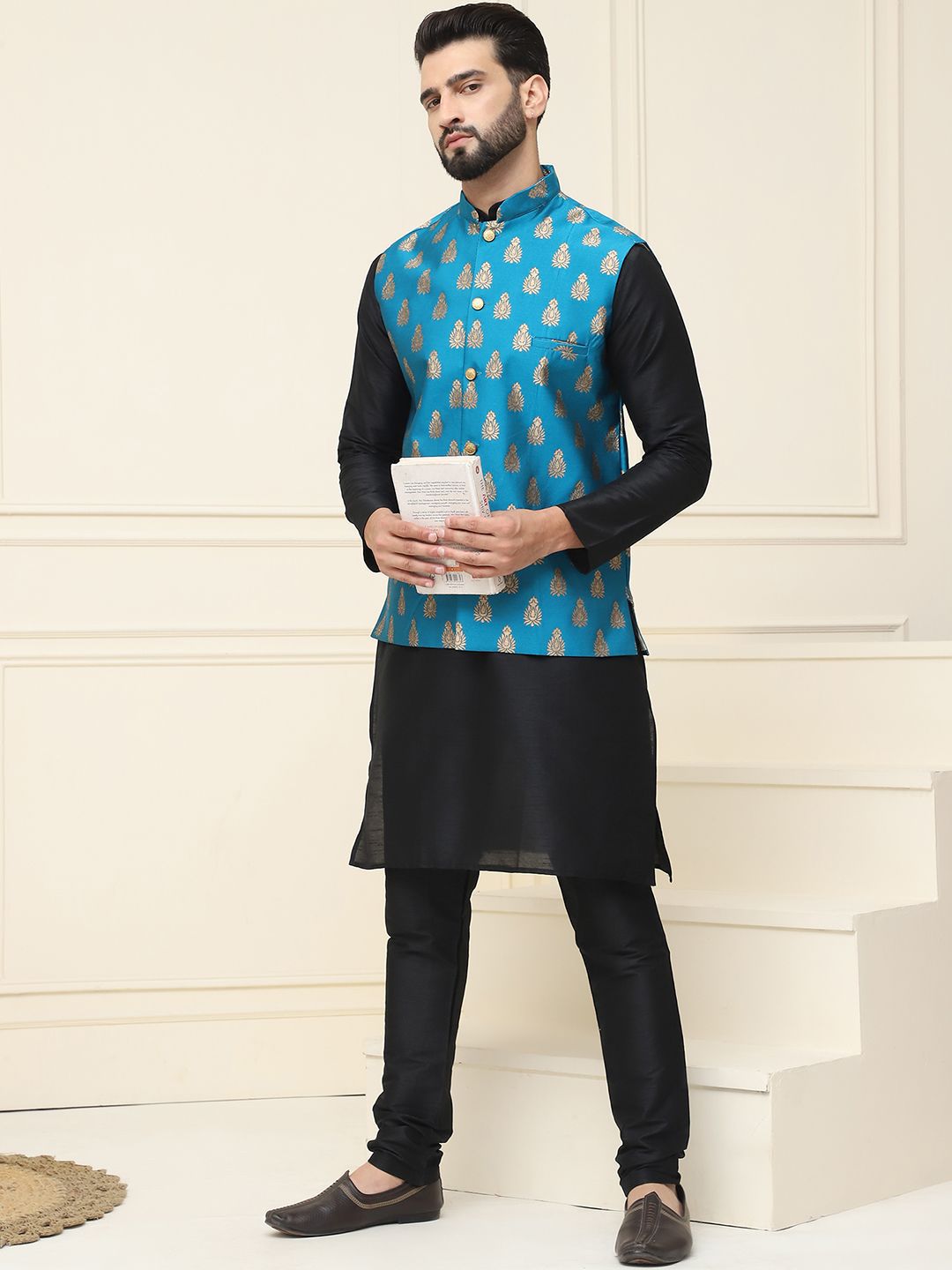 SOJANYA Mandarin Collar Silk Cotton Straight Kurta dengan jaket Churidar & Nehru