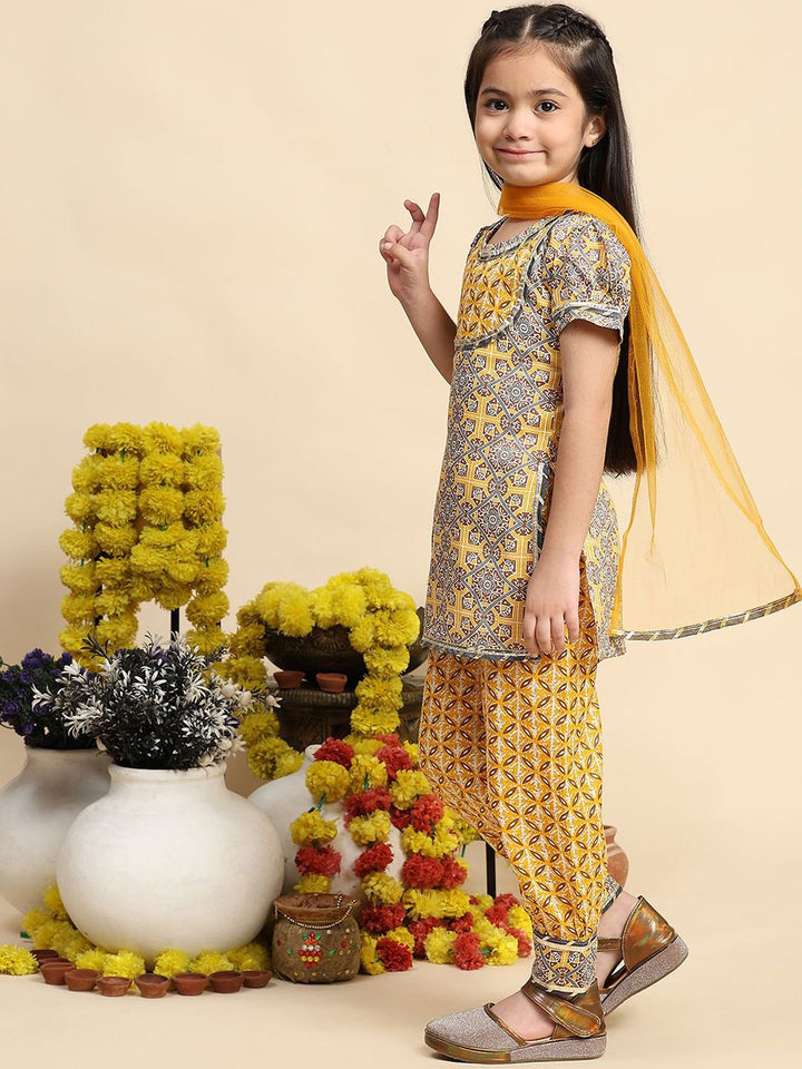 Cutiekins Girls Ethnic Motifs Printed Straight Kurta With Salwar & Dupatta