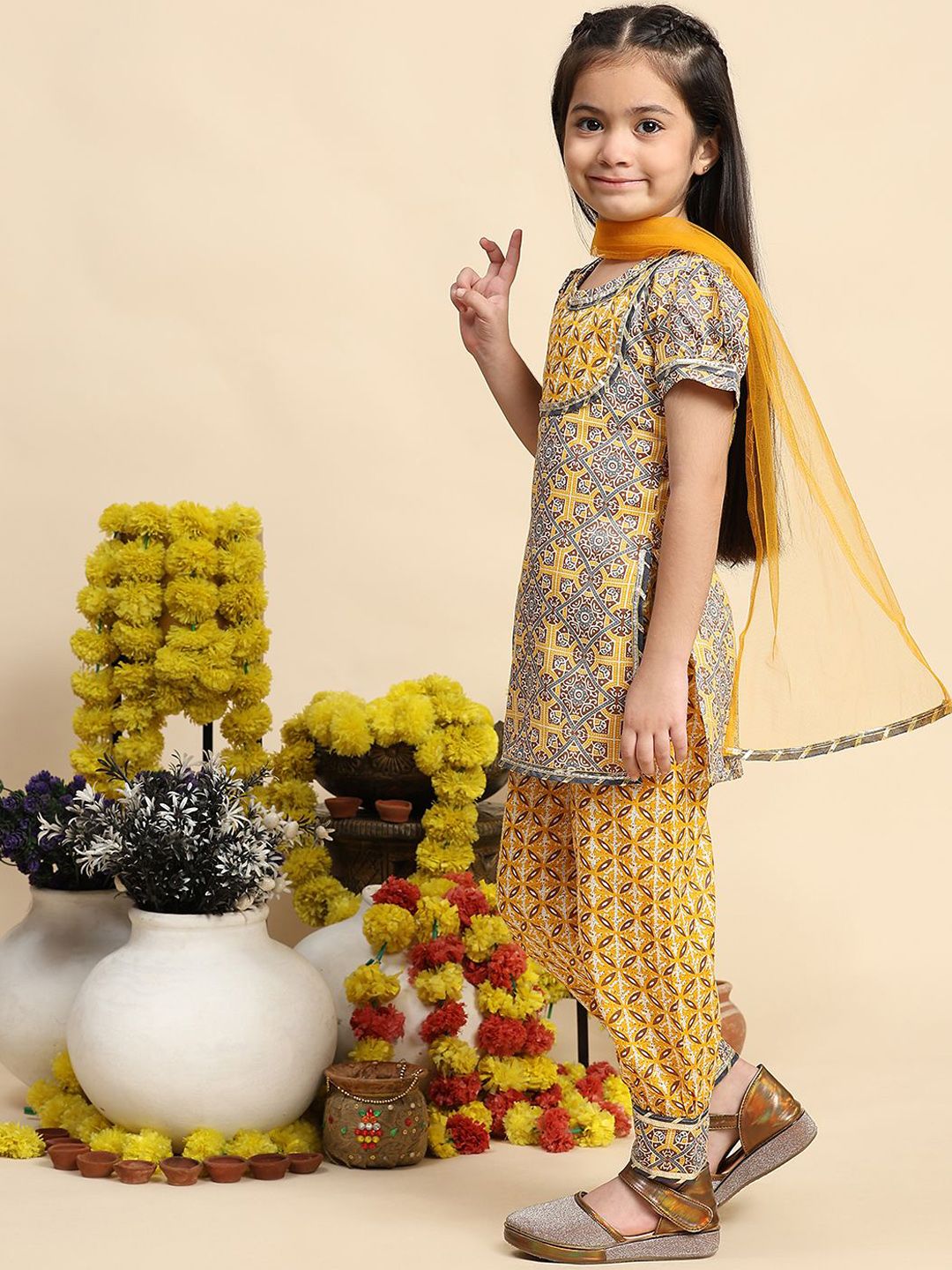 Cutiekins Girls Ethnic Motifs Printed Straight Kurta With Salwar & Dupatta