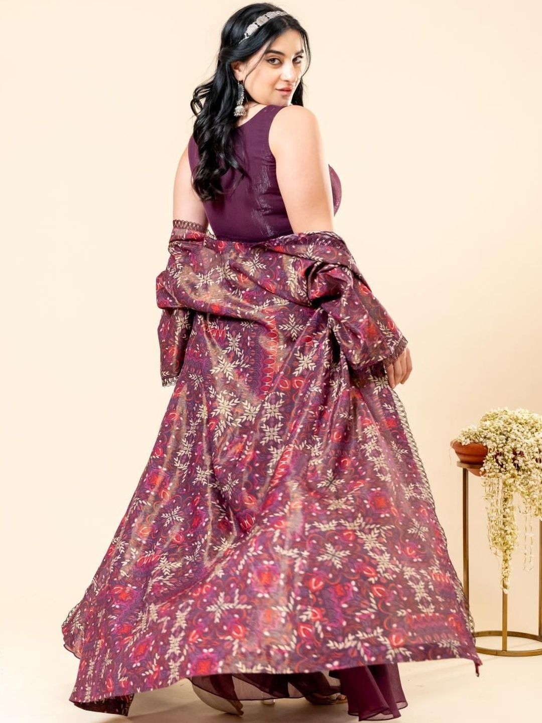 Atasan Crop V-Neck Bercetak Mamicha Mehfil Dengan Set Co-Ords Cape & Palazzos