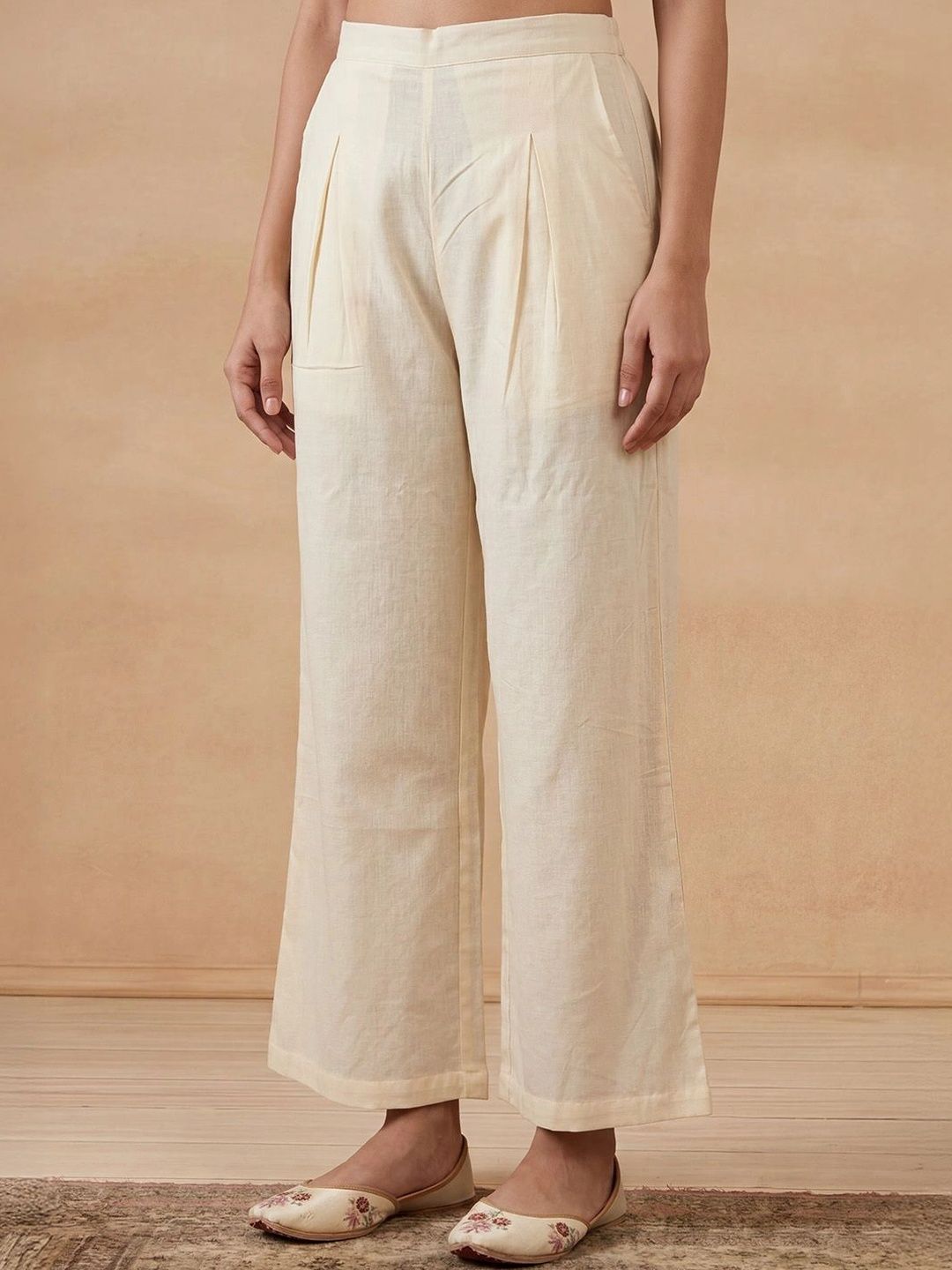 House of Chikankari Women Regular Chikankari Kurta with Trousers