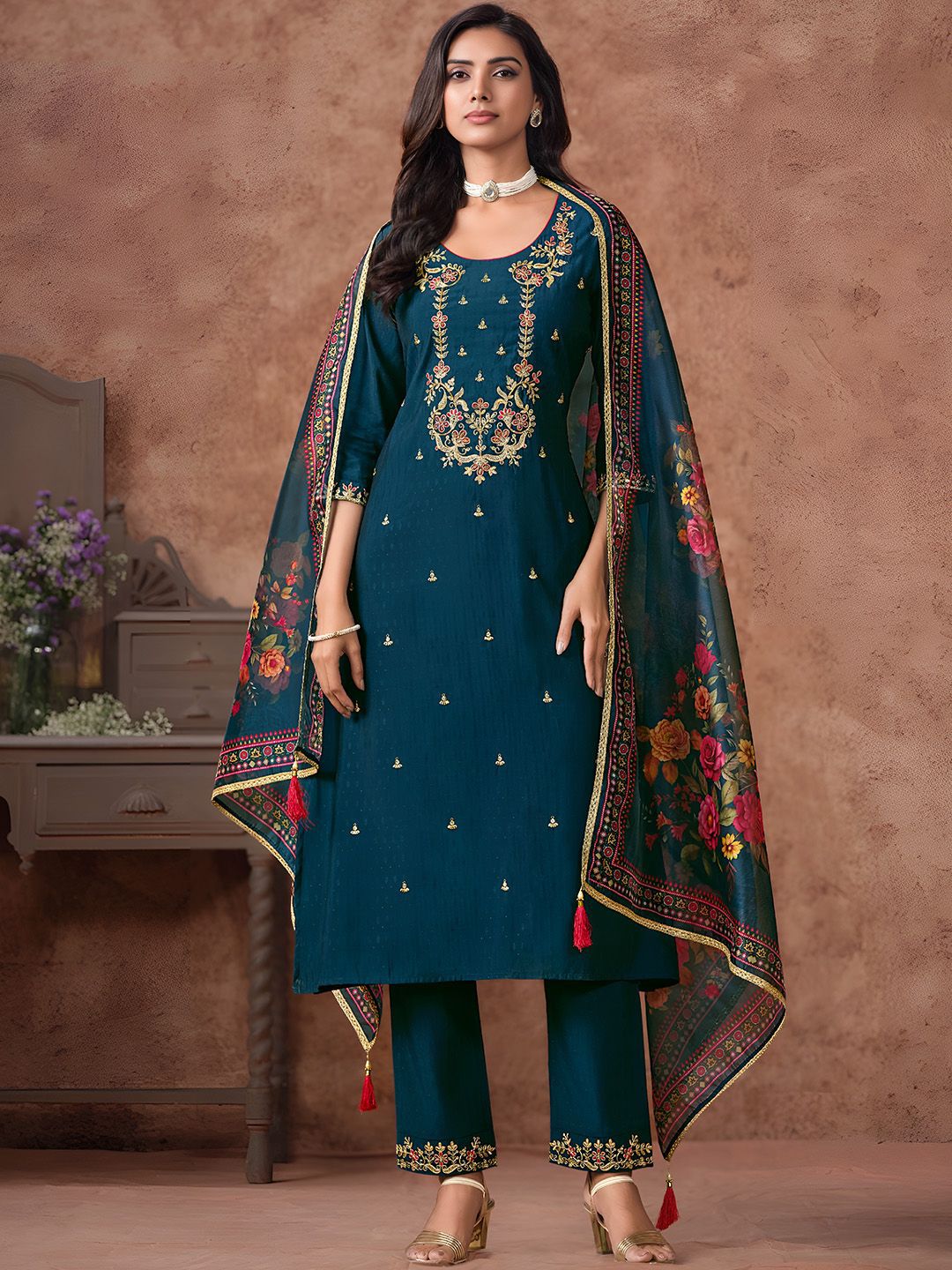 Varanga Women Floral Embroidered Regular Thread Work Kurta with Trousers & With Dupatta