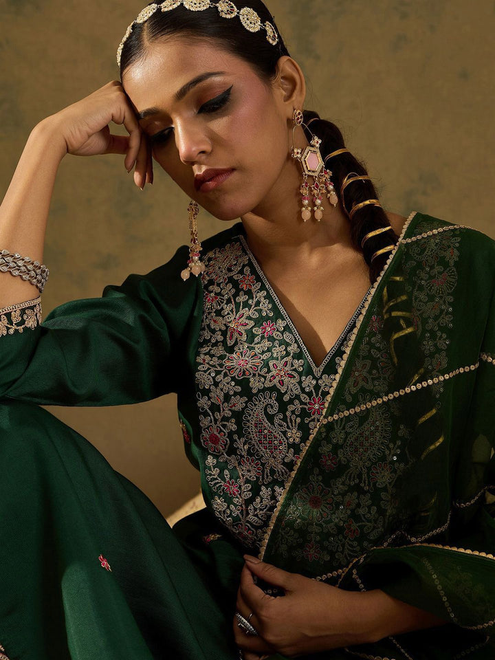 Indo Era Embroidered Zari Work Regular Sleeves A-line Shape V-Neck Liva Kurta Set
