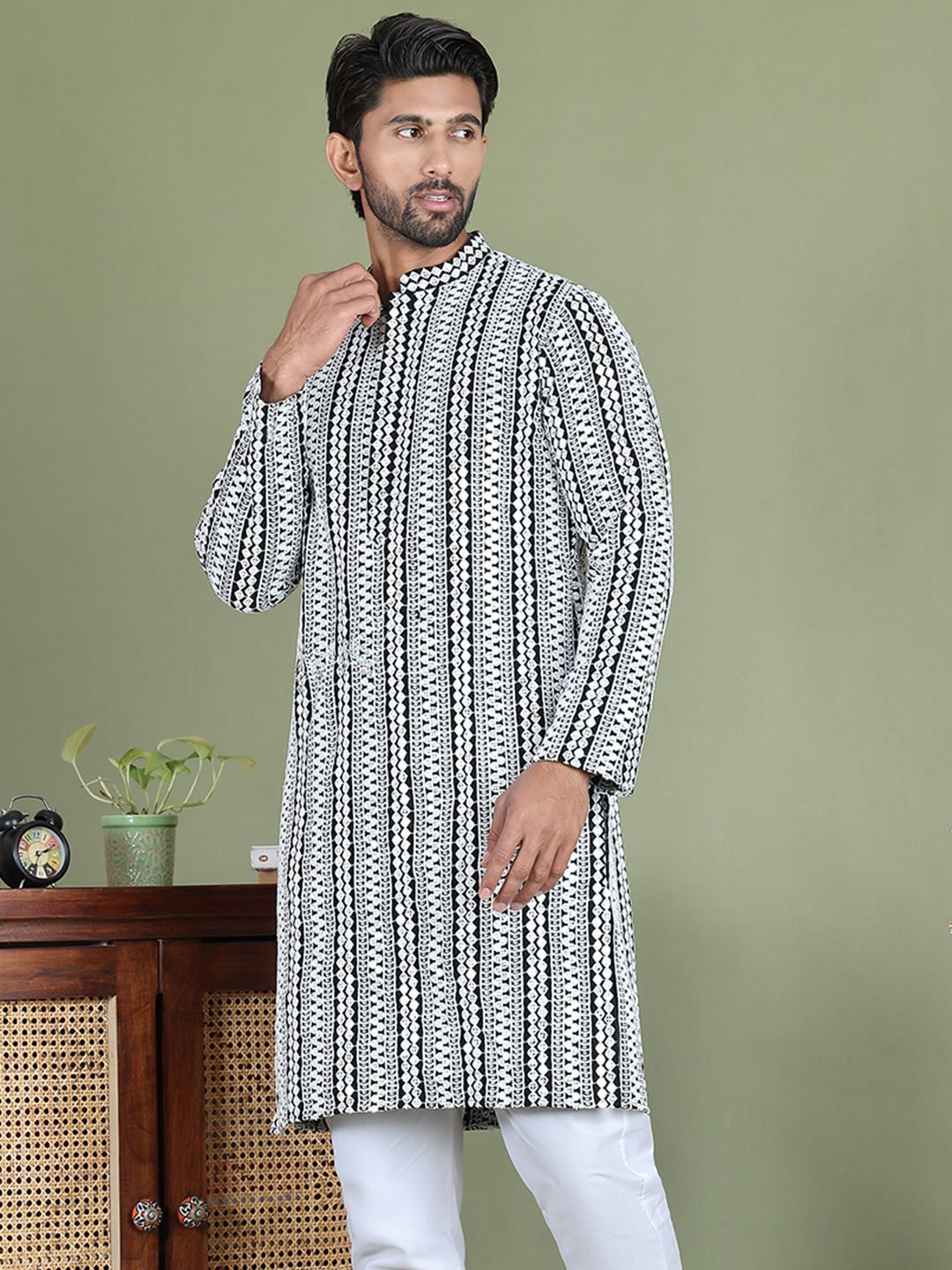 Jompers Ethnic Motifs Embroidered Mirror Work Mandarin Collar Straight Kurta