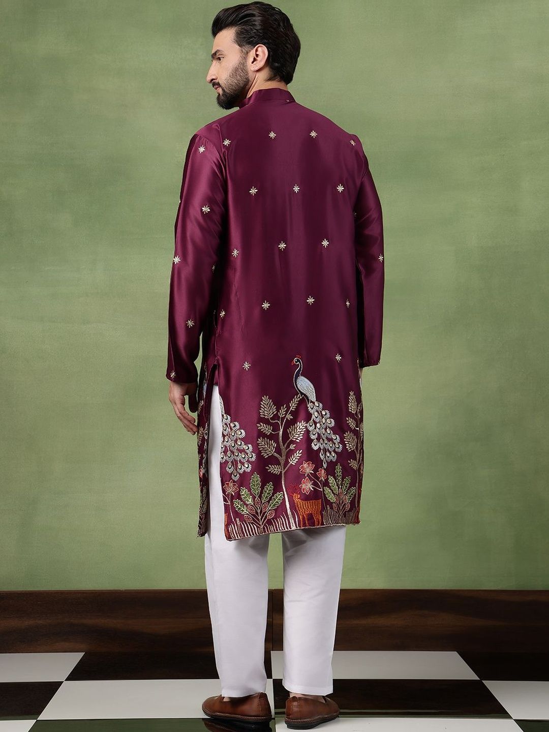 SOJANYA Men Floral Embroidered Thread Work Kurta