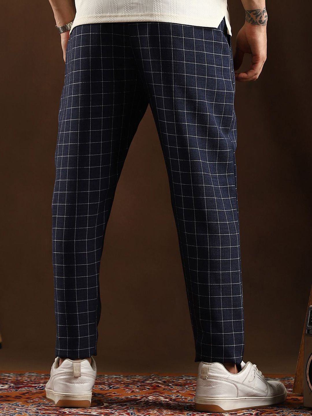 Campus Sutra Men Mid Rise Checked Relexed Fit RegularTrousers