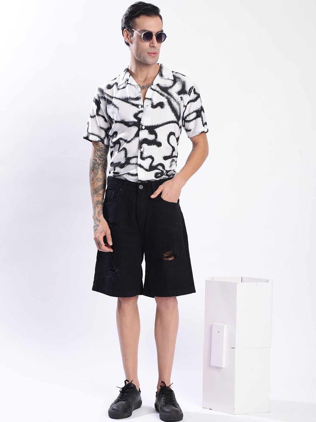 Bene Kleed Men Relax Fit Distressed Denim Shorts