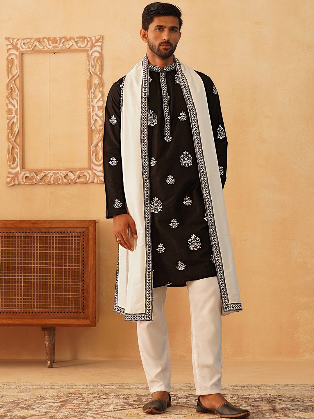 Jompers Men Floral Embroidered Kurta with Pyjama & Dupatta