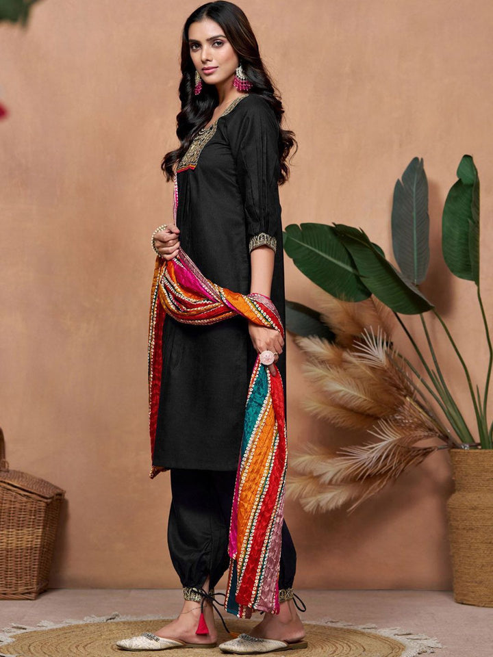 Kalini Reka Bentuk Kukus Floral Sequinned Lurus Kurta dengan Salwar & Dupatta