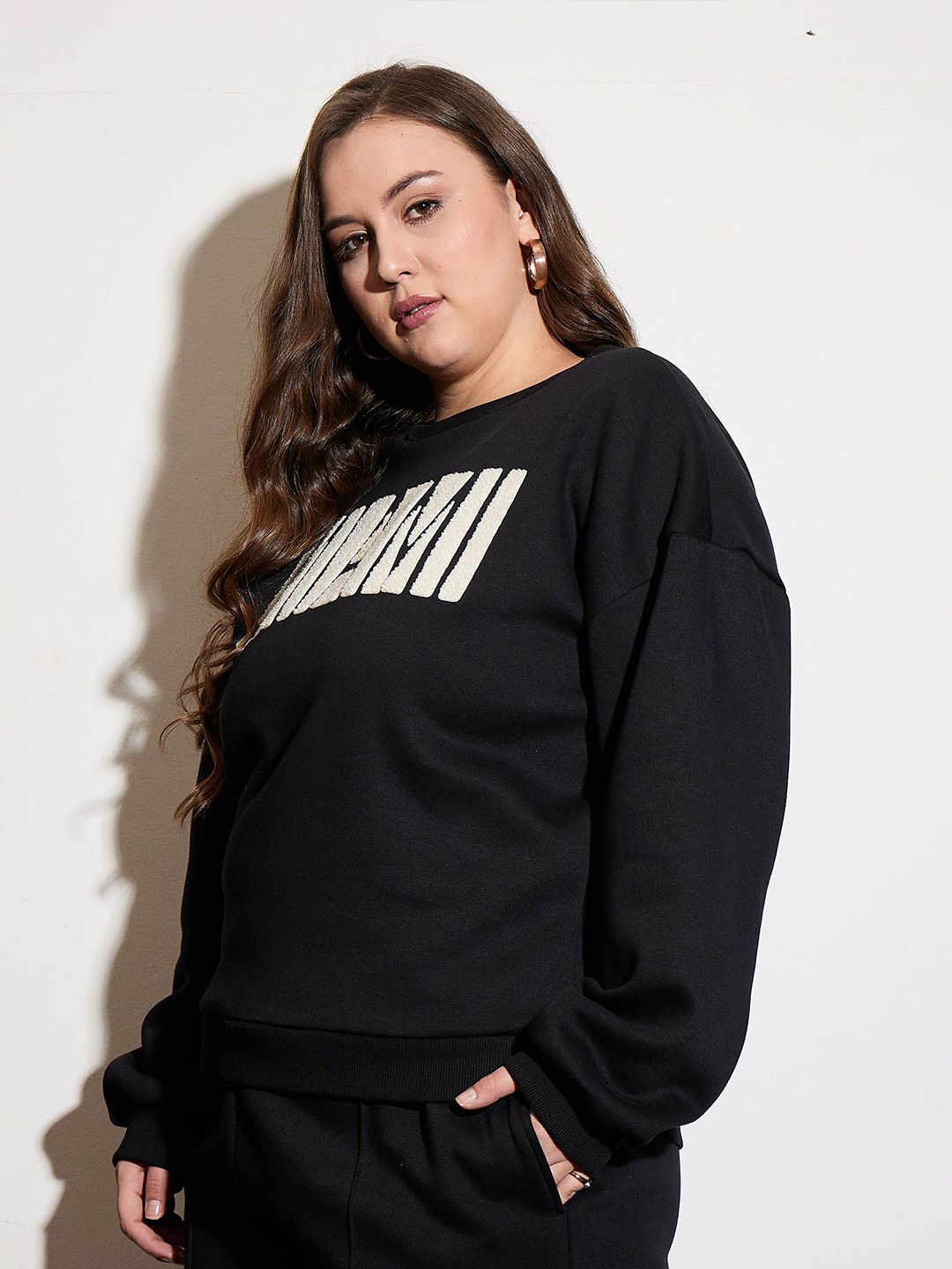 SASSAFRAS Curve Women Embroidered Round Neck Long Sleeves Sweatshirt