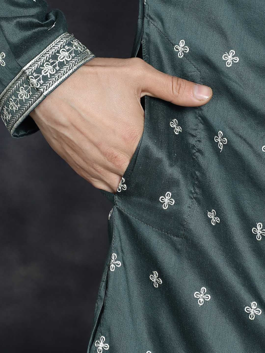 Jompers Ethnic Motifs Embroidered Mandarin Collar Sequinned Straight Kurta With Pyjama