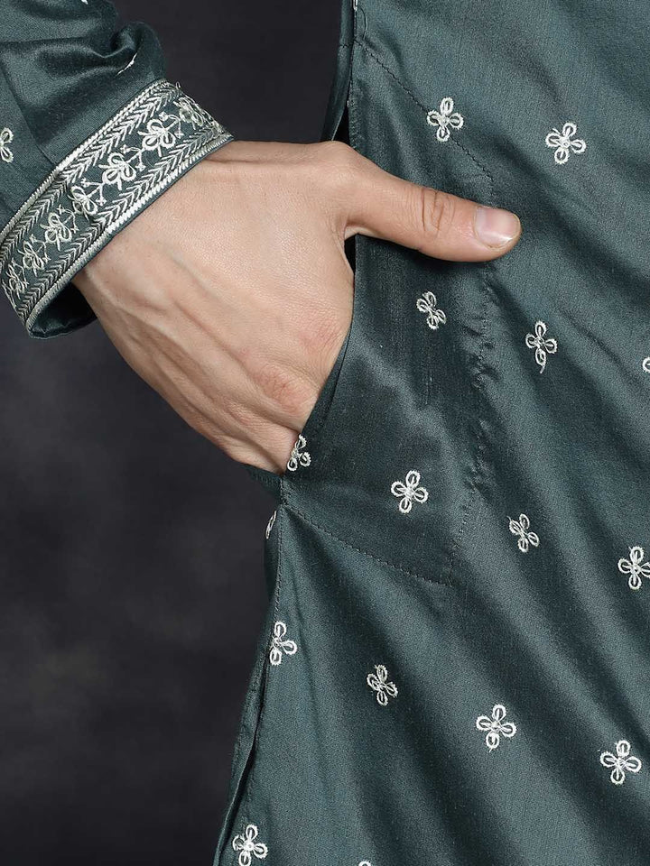 Jompers Ethnic Motifs Embroidered Mandarin Collar Sequinned Straight Kurta With Pyjama