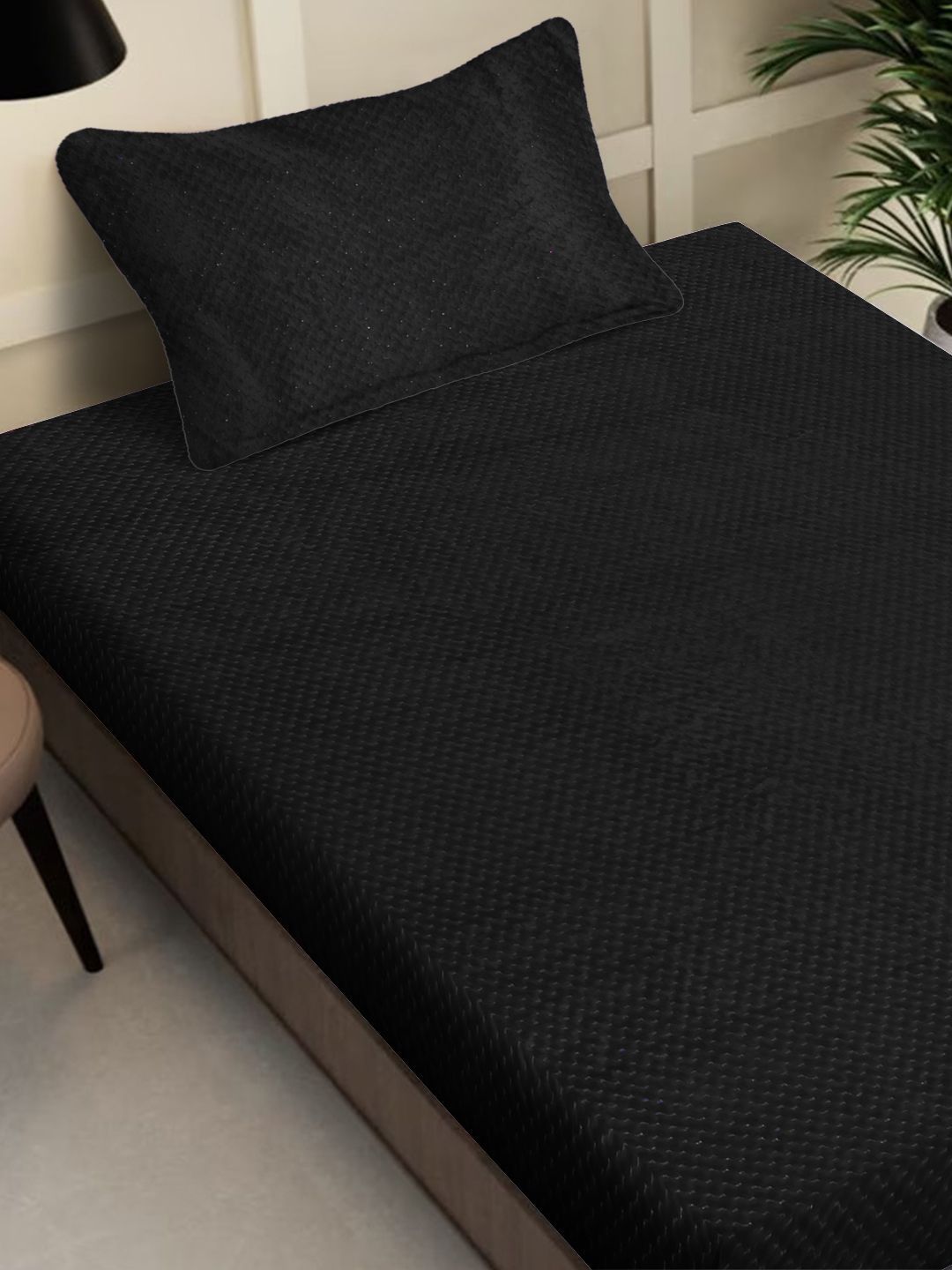 Myntra Elegant Homes Black Solid Dilengkapi Cadar Bujang Bulu 300 TC Dengan 1 Sarung Bantal