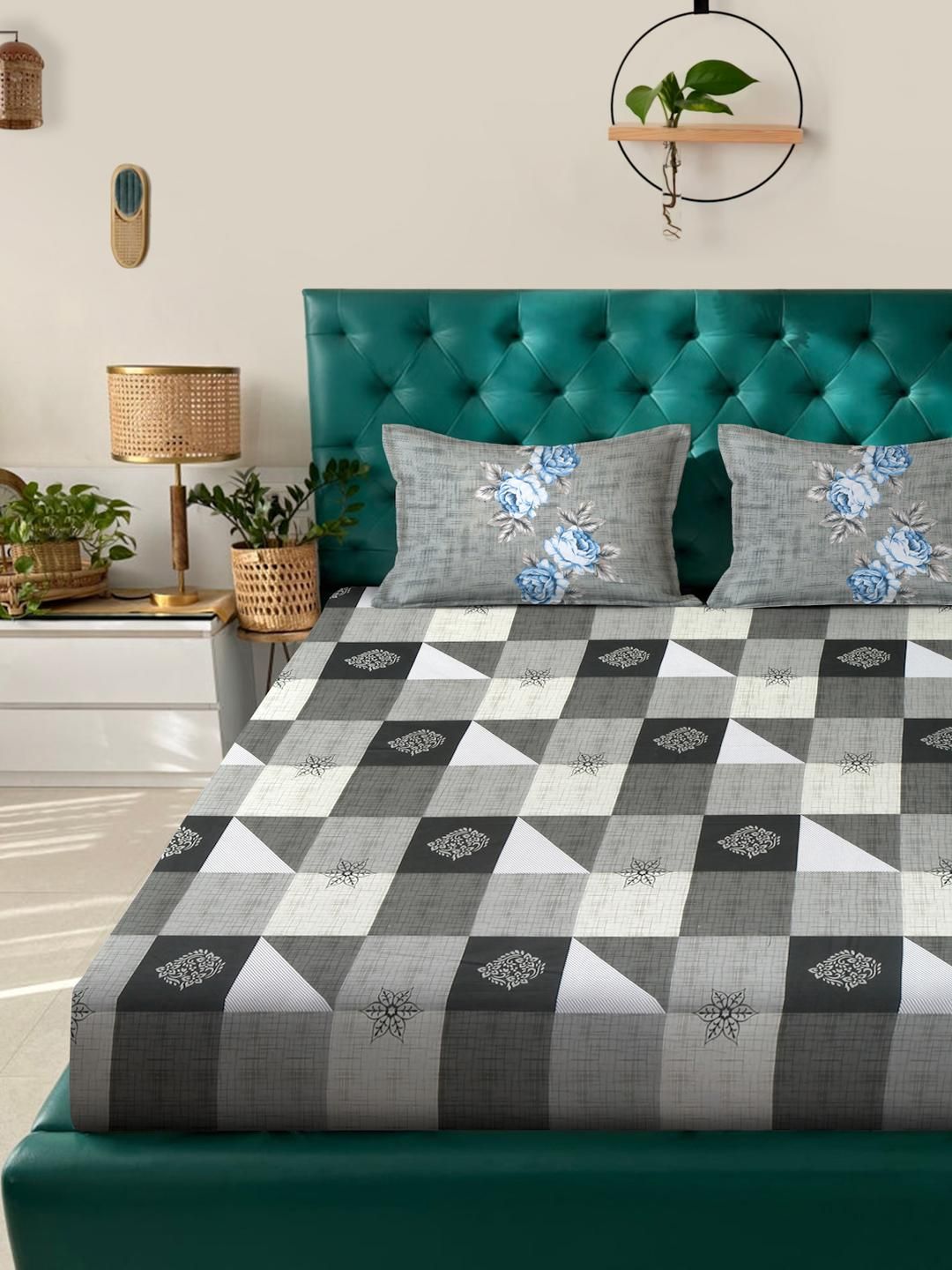 KLOTTHE Grey & Black Print King Bedsheet with 2 Pillow Covers