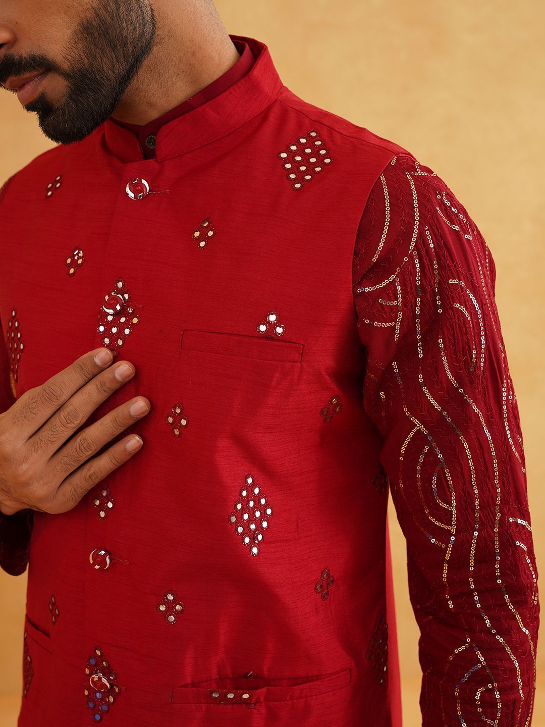 SOJANYA Geometrik Labuci Band Kolar Kapas Tulen Kurta Dengan Churidar Dan Jaket Nehru