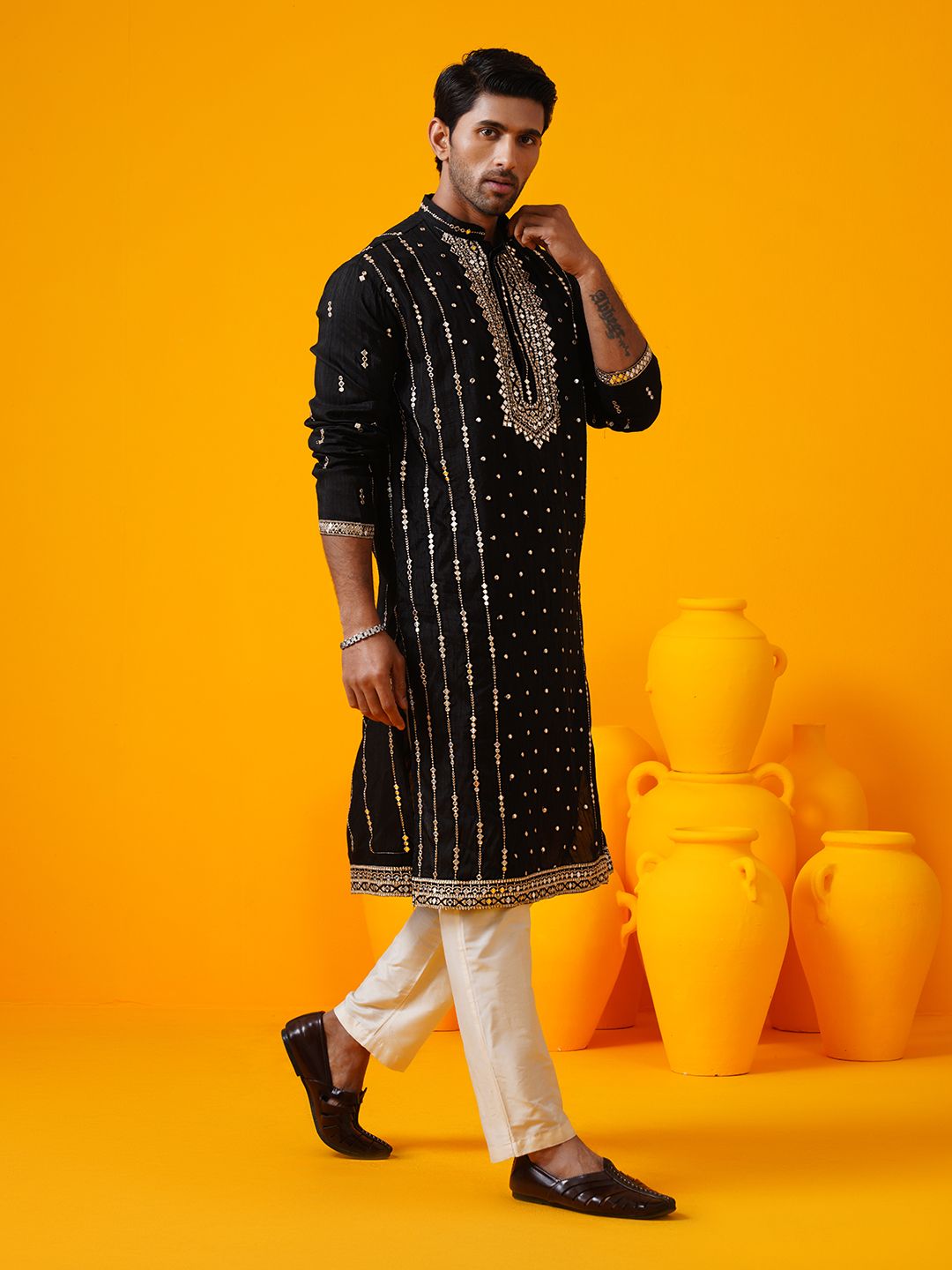 SOJANYA LUXE Kolar Mandarin Sulam Geometrik Kurta Lurus Sutera Tulen Dengan Seluar