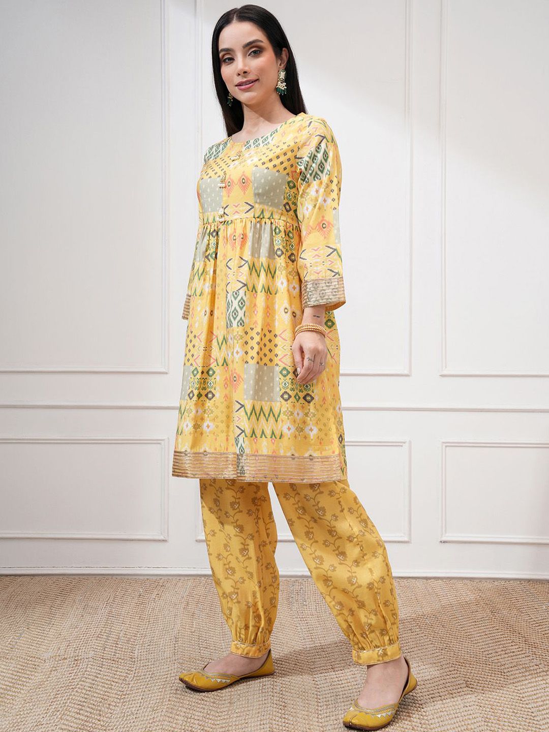 Vishudh Women Digital Printed Kurta With Round Neck And Printed Joggers Co-Ord Set