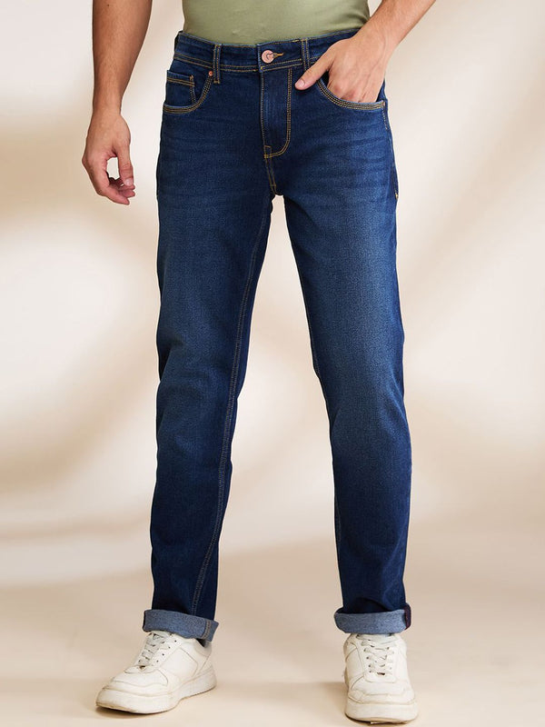 Menjadi Lelaki Manusia Slim sesuai dengan seluar jeans pertengahan