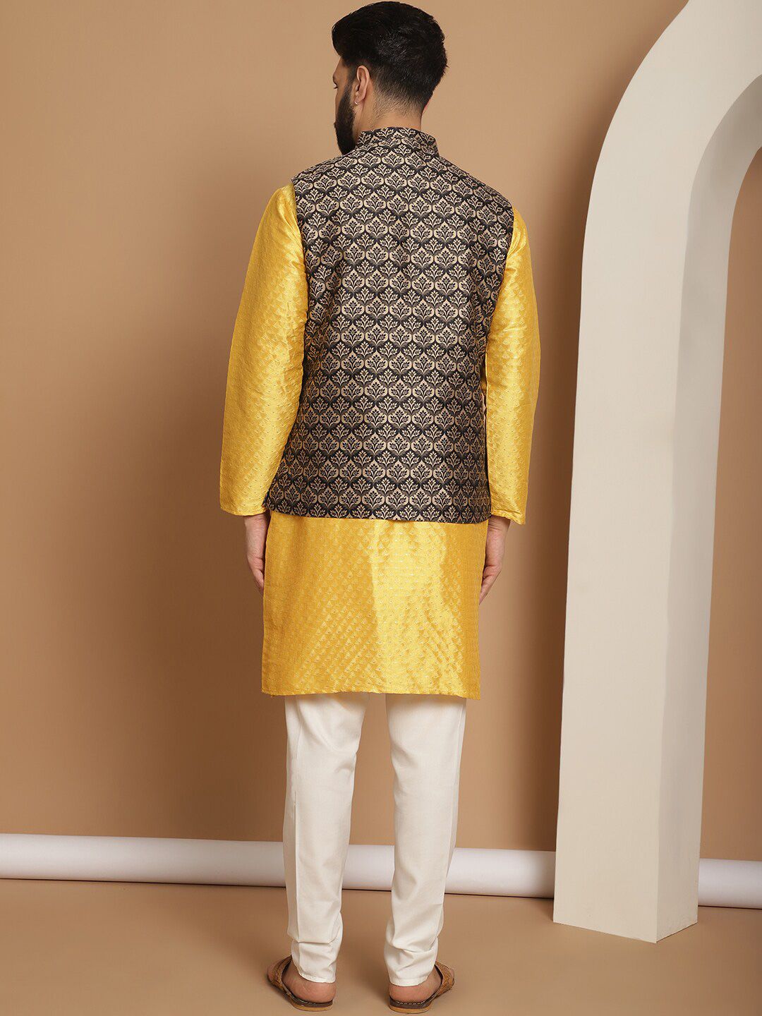 Motif Etnik Mustard Anouk Rekaan Tenunan Kurta Lurus Dengan Jaket Churidar & Nehru