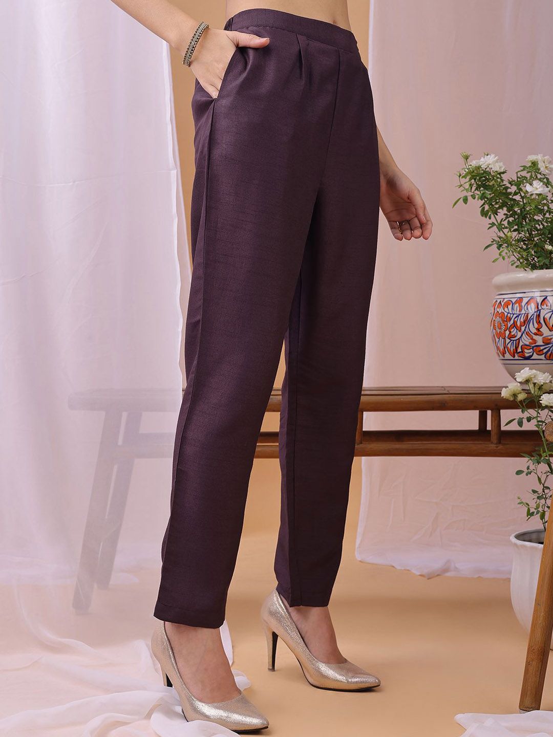 Reka Bentuk Kalini Yoke Sequinned Lurus Kurta dengan Seluar dan Dupatta